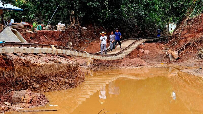 ၂၀၂၄ ခုနှစ် စက်တင်ဘာလ ၂၄ ရက်နေ့က သာစည်-ညောင်ရွှေ မီးရထားလမ်းပိုင်းတွင် ရေကြီးရေလျှံတာကြောင့် ကလောဘူတာနှင့် မြင်းဒိုက်ဘူတာကြား ပျက်စီးနေသည့် ရထားလမ်းအားတွေ့ရစဉ်။ (Photo : RFA)