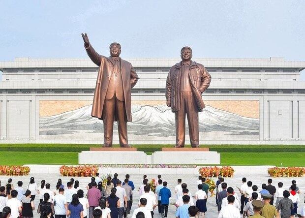 북한 김일성 주석 사망 27주기인 지난 2021년 7월 8일 근로자들, 인민군 장병, 학생들이 평양의 만수대에 있는 김일성·김정일 동상에 참배하고 있다.