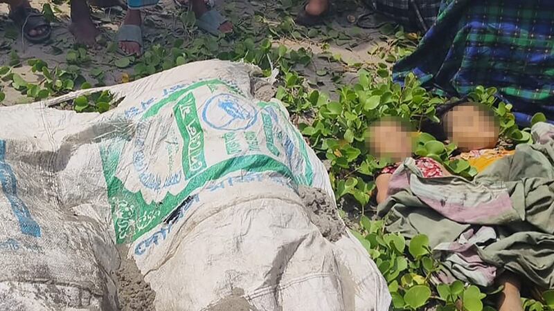 နတ်မြစ်အနီး ရေနစ်သေဆုံးသွားသည့် ရိုဟင်ဂျာဒုက္ခသည် ရုပ်အလောင်းများအား ၂၀၂၄ ခုနှစ် ဩဂုတ်လ ၆ ရက်နေ့က တွေ့ရစဉ်။ (Photo: AFP)