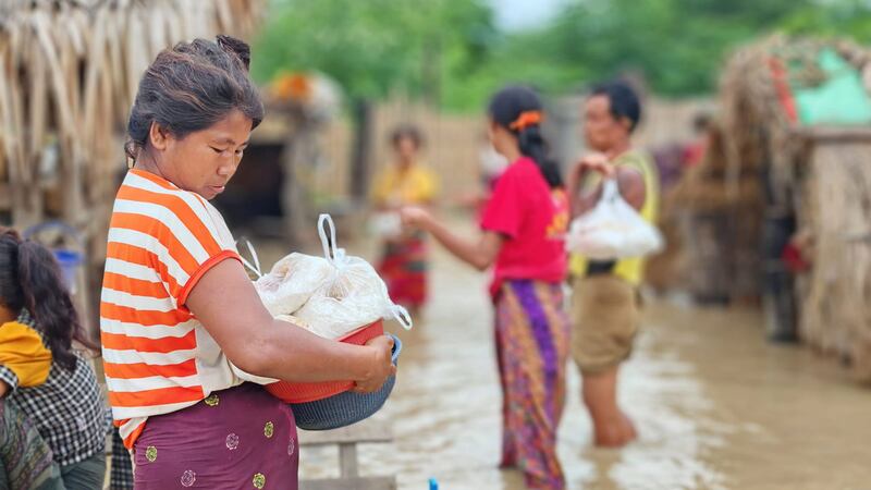 စစ်ကိုင်းတိုင်း၊ ဆားလင်းကြီးမြို့နယ်၊ စစ်ဘေးဒုက္ခသည်များအား ၂၀၂၄ ခုနှစ်၊ ဇူလိုင်လ ၁၁ ရက်နေ့က တွေ့ရစဉ်။ (Photo: Facebook/ အညာပစ်တိုင်းထောင်လေးများ)