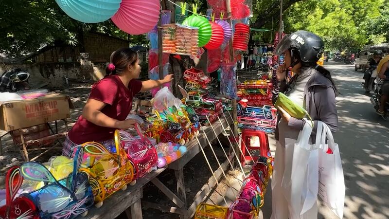 သီတင်းကျွတ်ကာလအတွက် မန္တလေးမြို့တွင် မီးပုံးများ ရောင်းချနေသည့် မြင်ကွင်းတစ်ခု။ (Photo: RFA)