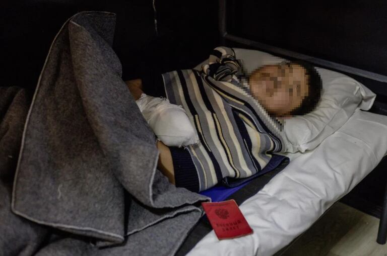 우크라이나군에 생포된 북한군 병사 한 명의 모습. 양손에 부상을 입은 것으로 보인다.