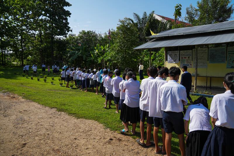 ထိုင်းနိုင်ငံတွင် ကိုဗစ်-၁၉ ကပ်ရောဂါကြောင့် နှစ်နှစ်ကြာပိတ်ထားခဲ့သည့် စာသင်ကျောင်းများ ပြန်ဖွင့်သည့် ၂၀၂၂ ဇွန်လ ၁ ရက်နေ့က မဲဆောက်မြို့ "သုခဟံသာကျောင်း" တွင် မြန်မာကလေးငယ်များကို တွေ့ရစဉ်။ (Photo: Suntorn Chongcharoen/BenarNews)
