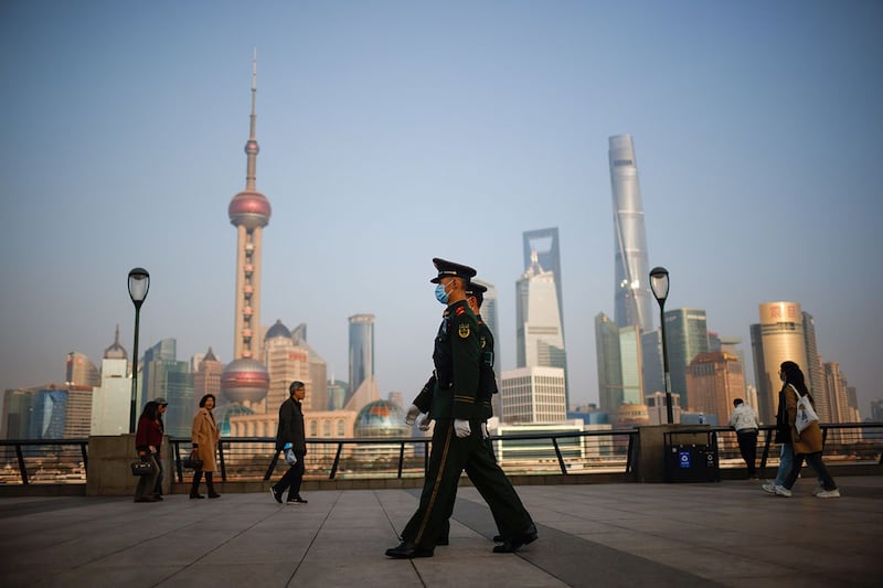 武警在上海浦东陆家嘴金融区前的外滩巡逻 (路透社)