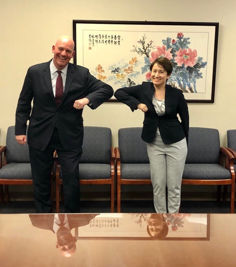 美国国务院政军局助卿古柏(图左)与台湾驻美代表萧美琴。(图片来源:R. Clarke Cooper推特)