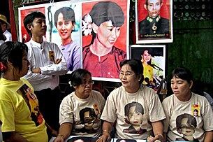 အမျိုးသား ဒီမိုကရေစီ အဖွဲ့ချုပ် တည်ထောင်သည့် ၂၁ နှစ်မြောက် နှစ်ပတ်လည် အခမ်းအနားကို ၂၀ဝ၉ စက်တင်ဘာ ၂၇ ရက်နေ့က ကျင်းပစဉ် ပါတီ အထွေထွေအတွင်းရေးမှူး ဒေါ်အောင်ဆန်းစုကြည်၏ ဓာတ်ပုံ ပိုစတာများဖြင့် အတူတွေ့ရသော အဖွဲ့ဝင်များ ဖြစ်ပါသည်။ (Photo: AFP)