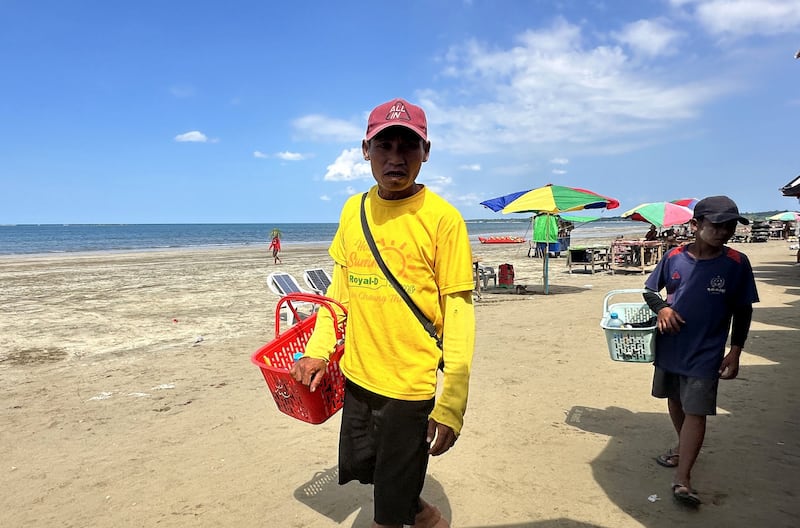 ချောင်းသာကမ်းခြေတွင် ဈေးရောင်းနေသည့် ဒေသခံတချို့ကို ၂၀၂၄ ခုနှစ် နိုဝင်ဘာလ ၁၁ ရက်နေ့က တွေ့ရစဉ်။ (Photo: RFA)