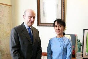 ပြင်သစ် နိုင်ငံခြားရေးဝန်ကြီး Mr. Alain Juppe နှင့် မြန်မာ့ဒီမိုကရေစီ ခေါင်းဆောင် ဒေါ်အောင်ဆန်းစုကြည်တို့ ၂ဝ၁၂ ဇန်နဝါရီလ ၁၅ ရက်နေ့က ရန်ကုန်မြို့ တက္ကသိုလ်ရိပ်သာလမ်း ဒေါ်အောင်ဆန်းစုကြည် နေအိမ်တွင် တွေ့ဆုံစဉ်။