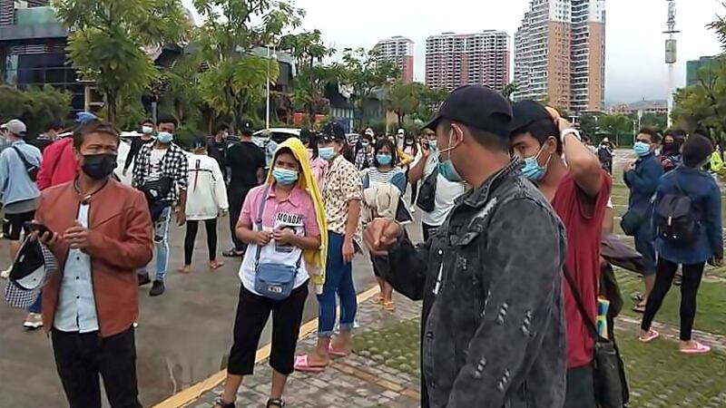 ရွှေလီမြို့၊ တာဆိုင်းကိုင်း၊ ရဲစခန်းရှေ့မှာ ၂၀၂၁၊ သြဂုတ် ၁၉ ရက်နေ့က နေရပ်ပြန်ခွင့်ရအောင် စီစဥ်ပေးရန် မြန်မာတွေ စုဝေးတောင်းဆိုခဲ့ကြစဉ် (Photo:Citizen Journalist)