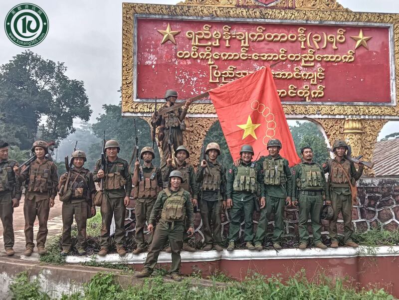 ၂၀၂၄ ခုနှစ်၊ သြဂုတ်လ ၃ ရက်နေ့တွင် အရှေ့မြောက်တိုင်းစစ်ဌာနချုပ်ကို ကိုးကန့်တပ်မတော် (MNDAA) နှင့် ပူးပေါင်းတပ်ဖွဲ့ သိမ်းယူပြီးချိန် MNDAA တပ်ဖွဲ့ဝင်အချို့အား တွေ့ရစဉ်။ (Facebook/ 果敢资讯网)