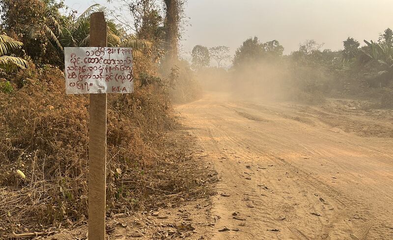 ကချင်ပြည်နယ်၊ မိုးညှင်းမြို့နယ်၊ အင်းတော်ကြီးဒေသ၊ ရွှေဖြူချောင်း ရွှေလုပ်ကွက်ကို သွားသည့် လမ်းပိုင်းတစ်နေရာမှာ ချိတ်ဆွဲထားသည့် KIA ၏ သတိပေးစာကို ၂၀၂၃ ခုနှစ်၊ မတ်လ ၁၂ ရက်နေ့က တွေ့ရစဉ်။ (Photo: RFA)