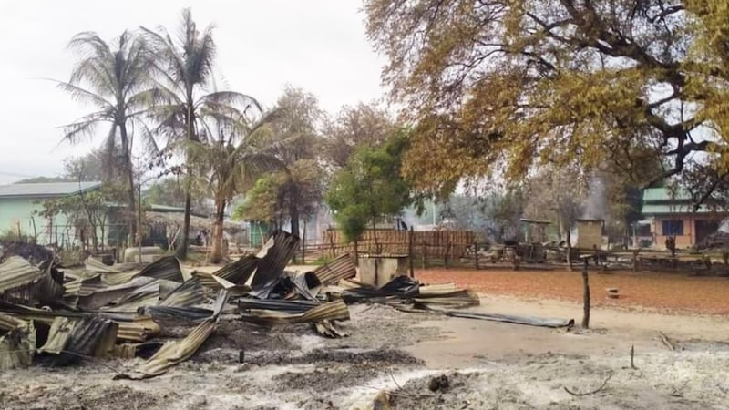 ၂၀၂၂ ခုနှစ် ဇွန်လ ၁၁ ရက်နေ့မှာ စစ်ကောင်စီတပ် မီးရှို့ခဲ့သည့် စစ်ကိုင်းတိုင်း ခင်ဦးမြို့နယ် ကြို့ကန်ကျေးရွာကို တွေ့ရစဥ် (ဓါတ်ပုံ - ခင်ဦးမြို့နယ် သတင်းမှန်ပြန်ကြားရေး)