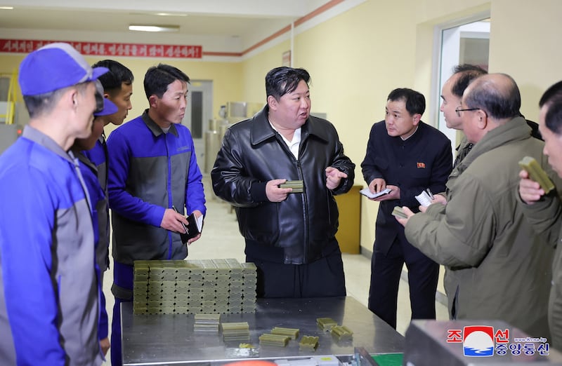 2024년 2월, 김정은 국무위원장이 강원도 김화군에 위치한 한 지방 공업공장을 시찰하는 모습.