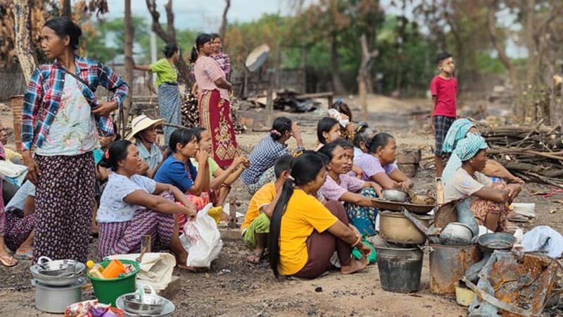 စစ်ကိုင်းတိုင်းဒေသကြီး၊ ယင်းမာပင်ခရိုင်၊ ပုလဲမြို့နယ်မှ စစ်ဘေးဒုက္ခသည်များအား ၂၀၂၃ ခုနှစ်၊ နိုဝင်ဘာလ ၂၁ ရက်နေ့က တွေ့ရစဉ်။ (Photo: Facebook/ အညာပစ်တိုင်းထောင်လေးများ)
