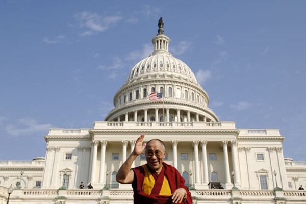 ༧གོང་ས་མཆོག་ཨ་རིའི་གྲོས་ཚོགས་ཁང་གི་མདུན། 2007/10/18