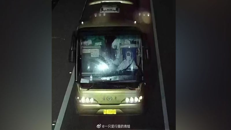 9月18日凌晨2点多,一辆载有47人的隔离转运大巴车在贵阳东南约160公里处发生翻车事故。车上共27人死亡,20日受伤。(微博)