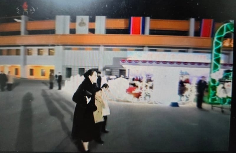 조선중앙TV가 방영한 신년 경축 공연 영상에서 김여정 북한 노동당 부부장이 아이들과 함께 걷는 모습이 포착됐다.