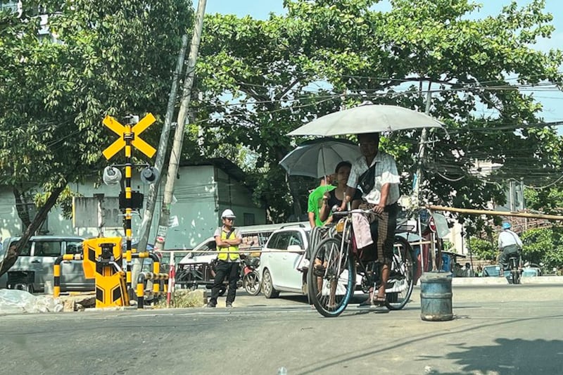 ရန်ကုန်မြို့တွင် လှုပ်ရှားသွားလာနေသူတချို့အား ၂၀၂၃ ခုနှစ် ဧပြီလ ၂၆ ရက်နေ့က တွေ့ရစဉ်။ (Photo: RFA)