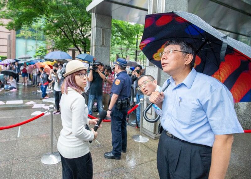 台北市长柯文哲突然现身在台港生台北静坐会场被呛。(民众提供)