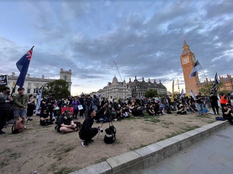 在伦敦的国会广场前,近千名港人参与集会,悼念“831事件”三周年。 (吕熙摄)