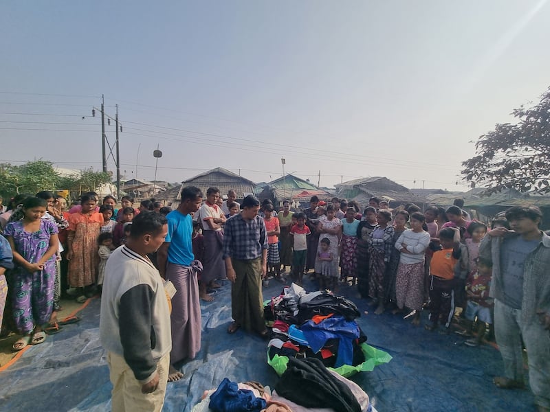 ရခိုင်ပြည်နယ် စစ်တွေမြို့နယ်အနီးမှ ထွက်ပြေးလာသည့် စစ်ဘေးဒုက္ခသည်များအား ၂၀၂၅ ခုနှစ်၊ ဇန်နဝါရီလ ၂၉ ရက်နေ့က တွေ့ရစဉ်။ (Wai Hun Aung Photo)
