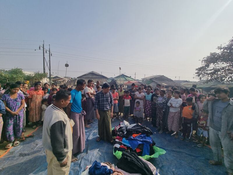 ရခိုင်ပြည်နယ် စစ်တွေမြို့နယ်အနီးမှ ထွက်ပြေးလာသည့် စစ်ဘေးဒုက္ခသည်များအား ၂၀၂၅ ခုနှစ်၊ ဇန်နဝါရီလ ၂၉ ရက်နေ့က တွေ့ရစဉ်။ (Wai Hun Aung Photo)
