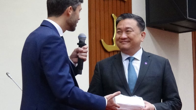 欧盟经贸协事处处长高哲夫(左)送上印有欧盟标志的口罩给立法院人权委员会会长王定宇。(记者夏小华摄)