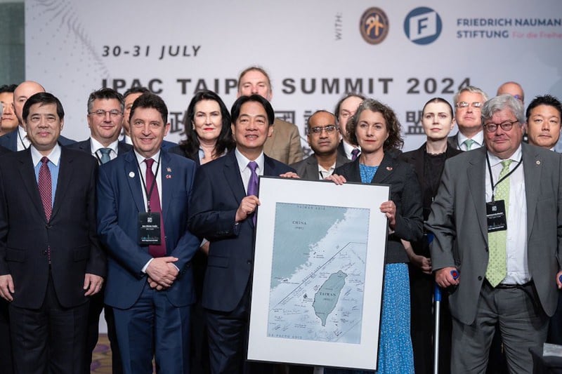台湾的总统赖清德出席“对中政策跨国议会联盟(IPAC)年会台湾专题场次”,发表专题演说,并与IPAC成员合影。(台湾的总统府提供)