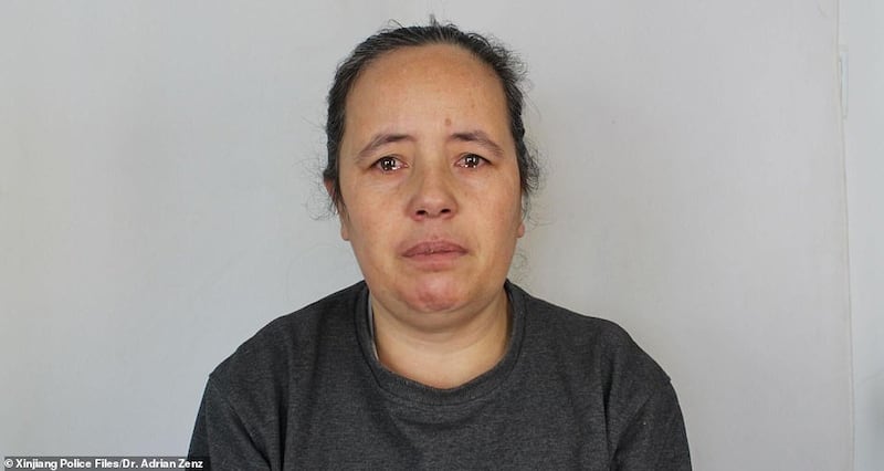 在外泄的官方照片中,一名被扣押者在镜头前眼泛泪光。海外维吾尔人拉希玛.马赫穆向本台表示,每张照片的背后都有被拘留者自己的故事和创伤。 (“新疆警察文件” (Xingjiang Police Files)资料库图片)