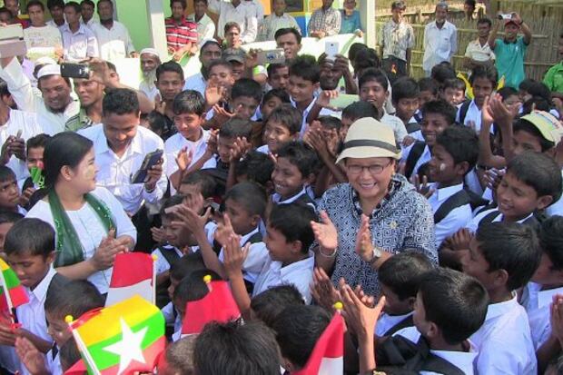 ရခိုင်ပြည်နယ် စစ်တွေမြို့နယ် လက်မချေနဲ့ သက္ကယ်ပြင်ရွာမ ကျေးရွာတွေမှာ အင်ဒိုနီးရှားနိုင်ငံက ဆောက်လုပ်လှူဒါန်းထားတဲ့ စာသင်ကျောင်းဆောင်သစ် နှစ်ဆောင်ကို ဇန်နဝါရီလ ၂၁ ရက်နေ့က အင်ဒိုနီးရှား နိုင်ငံခြားရေးဝန်ကြီး Mrs. Retno. L. P. Marsudi သွားရောက်ဖွင့်လှစ်ပေးခဲ့စဉ်