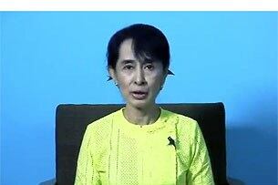 ၂ဝ၁၁ ခုနှစ် ဇန်နဝါရီလ ၆ ရက်နေ့က အမေရိကန် ပြည်ထောင်စု ဝါရှင်တန်ဒီစီ မြို့တော်တွင် National Endowment for Democracy NED ခေါ် ဒီမိုကရေစီ ထောက်ခံအားပေးရေးအဖွဲ့က ကျင်းပသည့် “ဗားဆလတ် ဟာဘဲ အောက်မေ့ဖွယ် အခမ်းအနား” တွင် မြန်မာ့ဒီမိုကရေစီ ခေါင်းဆောင် ဒေါ်အောင်ဆန်းစုကြည် ဗီဒီယိုမှတစ်ဆင့် စကားပြောစဉ်။