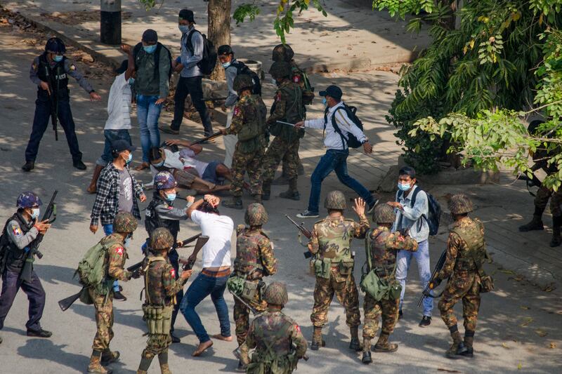မုံရွာတွင် စစ်အာဏာရှင်ဆန့်ကျင်ရေးဆန္ဒပြသူများအား ဖြိုခွင်းနေသည့် စစ်ကောင်စီတပ်ဖွဲ့ဝင်များအား ၂ဝ၂၁ ခုနှစ်၊ ဖေဖော်ဝါရီလ ၂၇ ရက်နေ့က တွေ့ရစဉ်။ (Photo: Citizen Journalist)