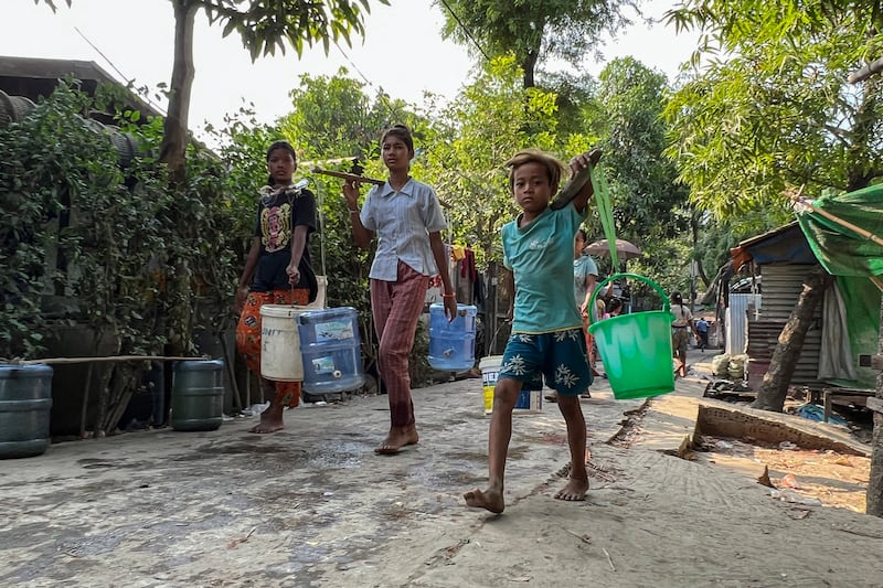 ရန်ကုန်မြစ်တစ်ဘက်ကမ်း ဒလမြို့နယ်တွင် နေထိုင်သည့် ပြည်သူများ သောက်သုံးရေခပ်ယူနေကြသည်အား ၂၀၂၃ ခုနှစ် မေလ ၂ ရက်နေ့က တွေ့ရစဉ်။ (Photo: RFA)
