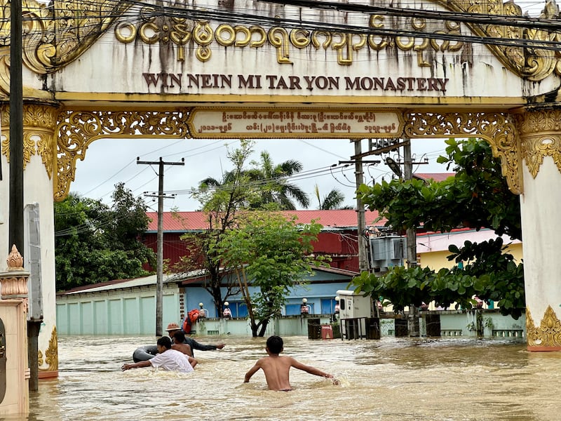 ပဲခူးမြို့တွင် မိုးများပြီး မြစ်ရေကြီးမှုကြောင့် ရေဝင်နစ်မြုပ်နေသည်ကို ၂၀၂၄ ခုနှစ်၊ ဇူလိုင်လ ၂၉ ရက်နေ့က တွေ့ရစဥ်။ (Photo: RFA)
