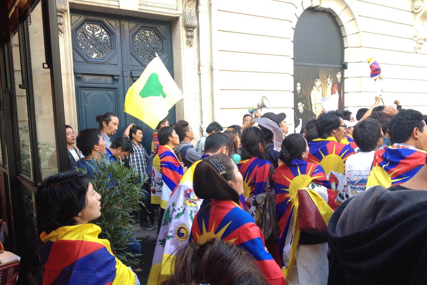 ཧྥ་རན་སའི་རྒྱལ་སའི་རྒྱ་ནག་གཞུང་ཚབ་ཁང་གི་མདུན་བོད་མི་ཚོས་རོང་རྒྱས་ཨ་གྲགས་དུས་ཐོག་གློད་བཀྲོལ་དགོས་པའི་སྐད་འབོད་བྱེད་བཞིན་པ། ༢༠༡༣།༨།༡༣