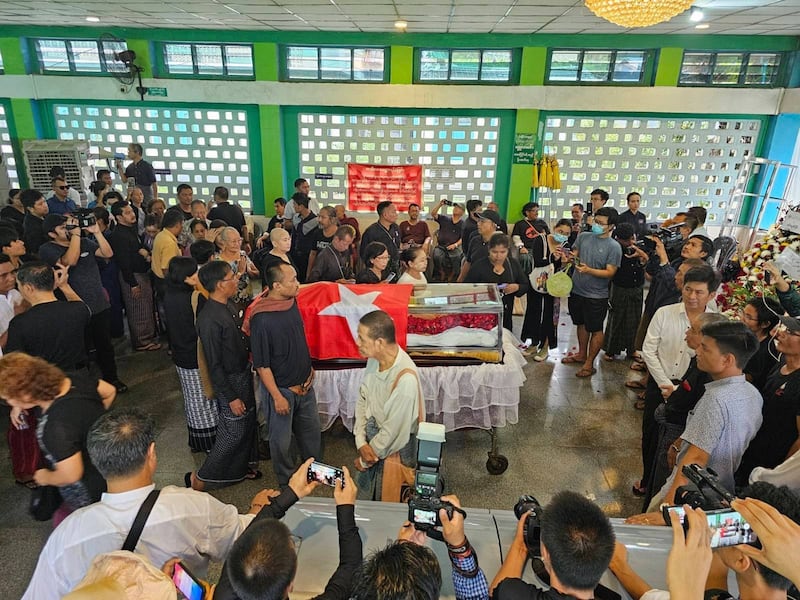 အမျိုးသားဒီမိုကရေစီအဖွဲ့ချုပ် (NLD) ပါတီနာယက သူရဦးတင်ဦး၏ ဈာပနကို ၂၀၂၄ ခုနှစ် ဇွန်လ ၅ ရက်နေ့က ရေဝေးသုသာန်တွင် ပြုလုပ်ခဲ့စဉ်။ (Photo: RFA)