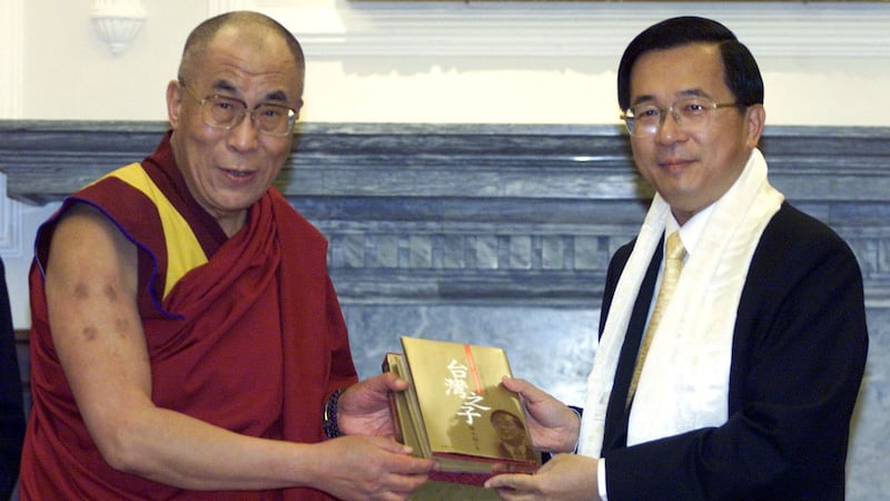 2001年陈水扁前总统与二度造访的达赖喇嘛公开见面。(路透社)