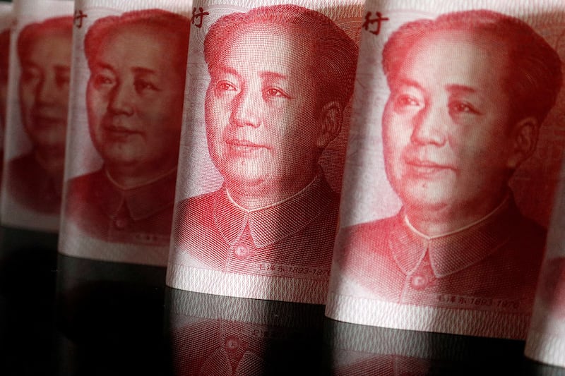 从2022年4月25日拍摄的照片中可看到的人民币现钞(路透社)