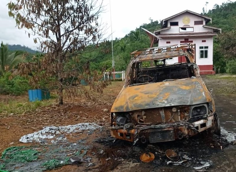 တနင်္သာရီတိုင်း၊ ရေဖြူမြို့နယ် မျောက်ချောရွာအနီးတွင် စစ်ကောင်စီတပ်မှ မီးရှို့ခဲ့သည့် မော်တော်ယာဥ် တစ်စင်းအား ၂၀၂၄ ခုနှစ်၊ ဇွန်လ ၂၄ ရက်နေ့က တွေ့ရစဉ်။ (Citizen Photo)