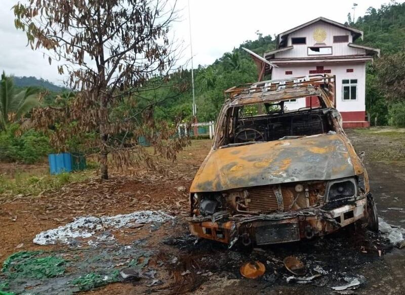 တနင်္သာရီတိုင်း၊ ရေဖြူမြို့နယ် မျောက်ချောရွာအနီးတွင် စစ်ကောင်စီတပ်မှ မီးရှို့ခဲ့သည့် မော်တော်ယာဥ် တစ်စင်းအား ၂၀၂၄ ခုနှစ်၊ ဇွန်လ ၂၄ ရက်နေ့က တွေ့ရစဉ်။ (Citizen Photo)