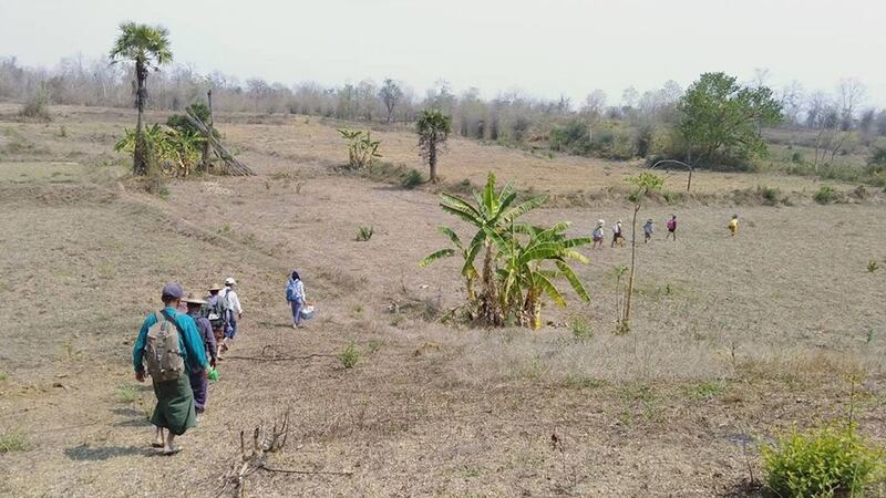 မကွေးတိုင်း၊ ဂန့်ဂေါမြို့နယ်တွင် စစ်ကောင်စီတပ် စစ်ကြောင်းထိုးသဖြင့် ဒေသခံများ ထွက်ပြေးနေရသည်ကို ၂၀၂၃ ခုနှစ်၊ ဧပြီလက တွေ့ရစဉ်။ (Citizen Photo)