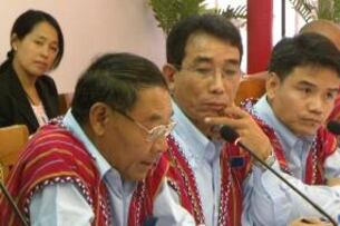 ၂၀၁၂ ခုနှစ် မတ်လ ၇ ရက်က လွိုင်ကော်မြို့တွင် ဦးအောင်မင်း ခေါင်းဆောင်သော ပြည်ထောင်စုအဆင့် ငြိမ်းချမ်းရေး ဖော်ဆောင်ရေးအဖွဲ့နှင့် ဆွေးနွေးပွဲ၌ ကရင်နီ အမျိုးသားတိုးတက်ရေးပါတီမှ ဆွေးနွေးနေစဉ်။