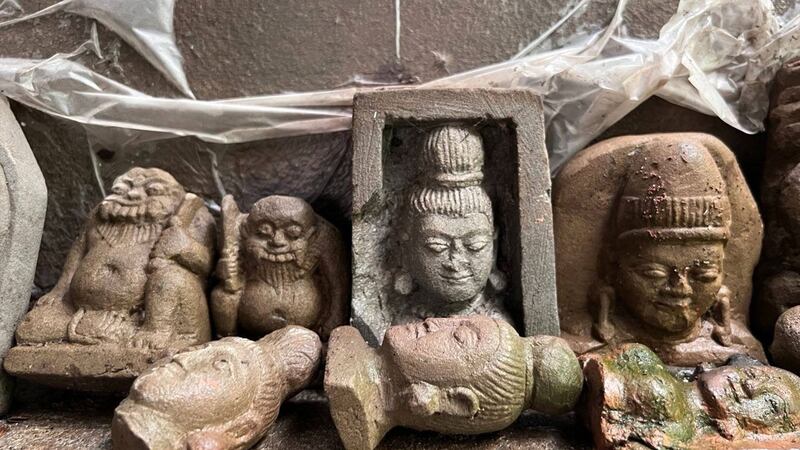ရခိုင်ပြည်နယ်၊ မြောက်ဦးမြို့ ကြက်စျေးရပ်ကွက်မှ ပန်းပုဆရာဦးလှကြီး၏ ကျောက်ဆစ်ပန်းပုလက်ရာများကို ၂၀၂၃ ခုနှစ်၊ ဇူလိုင်လ ၂၈ ရက်နေ့က တွေ့ရစဉ်။ (Photo: RFA)