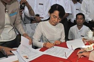 ရန်ကုန်တိုင်း ကော့မှူးမြို့နယ် မဲဆန္ဒ နယ်မြေကနေ ပြည်သူ့လွှတ်တော် ကိုယ်စားလှယ် အဖြစ် ဝင်ပြိုင်ဖို့ အတွက် သံလျှင်မြို့နယ် ခရိုင် ရွေးကောက်ပွဲ ကော်မရှင်ရုံးတွင် ၂၀၁၂ ခုနှစ် ဇန်နဝါရီလ ၁၈ ရက်နေ့က ဒေါ်အောင်ဆန်းစုကြည် သွားရောက် လျှောက်လွှာတင်နေစဉ်။