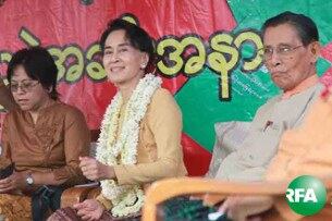 ပဲခူးတိုင်းဒေသကြီး၊ သာယာဝတီမြို့မှာ ဒီဇင်ဘာလ ၁၅ ရက်နေ့ ကကျင်းပတဲ့ ၂ဝဝ၈ အခြေခံ ဥပဒေဖွဲ့စည်းပုံဆိုင်ရာ လူထုသဘောထားရယူပွဲမှာ ဒေါ်အောင်ဆန်းစုကြည် ကို တွေ့ရစဉ်