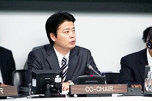 ၂ဝ၁၁ ခုနှစ် စက်တင်ဘာလ ၂၂ ရက်နေ့က ကုလသမဂ္ဂ အစည်းအဝေးတခုတွင် ဂျပန် နိုင်ငံခြားရေးဝန်ကြီး Koichiro Gemba မိန့်ခွန်းပြောကြားစဉ်။