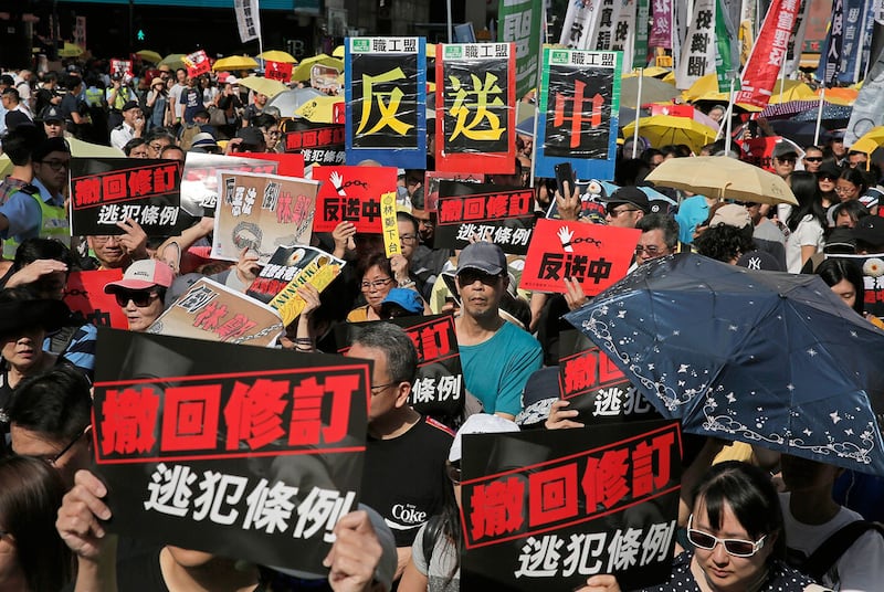2019年4月28日，为了反对香港的《逃犯条例》修订草案，由民间人权战线等组织发起了有13万港人走上街头的游行示威，呼吁香港特区政府撤回与引渡法有关的《逃犯条例》修正案。（美联社） 