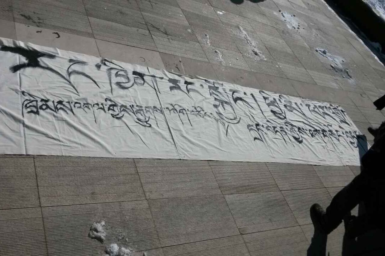 ཀླུ་ཆུ་རྫོང་གི་སློབ་ཆེན་མཐར་ཕྱིན་སློབ་མ་དང་ཕ་མ་ཚོས་ཞུ་གཏུགས་ངོ་རྒོལ་ལས་འགུལ་ལ་ཐག་གཅོད་གང་ཡང་མ་བྱུང་བར་བརྟེན་ཞི་བའི་གོམ་བགྲོད་གནང་སྐབས། ༢༠༡༥།༡།༨