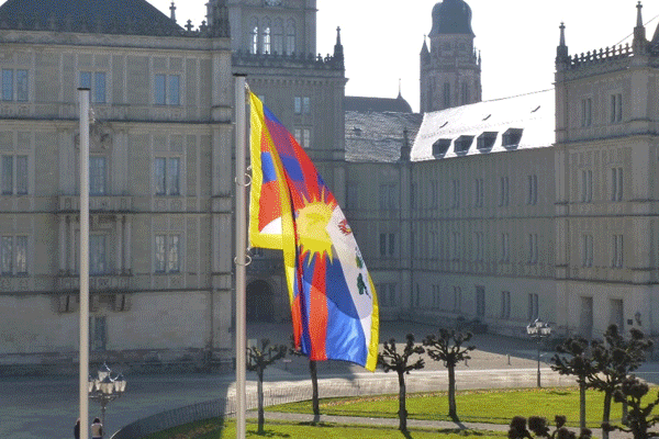 འཇར་མ་ནིའི་གྲོང་ཁྱེར་མང་པོ་ཞིག་གི་ནང་བོད་ཀྱི་རྒྱལ་དར་སྒྲེང་འཛུགས་གནང་བ།