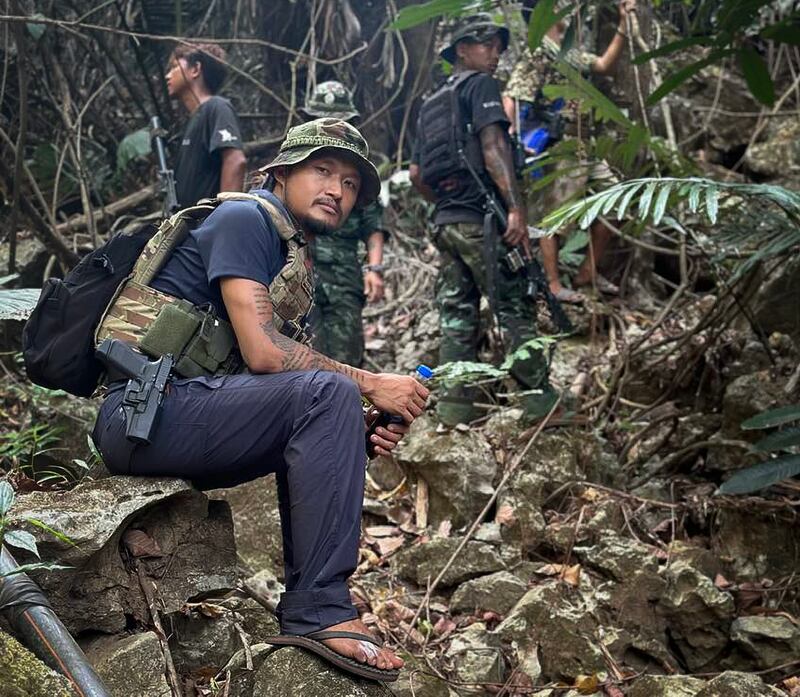 ကော်ဘရာစစ်ကြောင်းမှူး ဗိုလ်ကြီးစောကော်ကို မြဝတီခရိုင် ရှေ့တန်းစစ်မြေပြင်အနီးတွင် ၂၀၂၃ ခုနှစ် မေလ ၈ ရက်နေ့က တွေ့ရစဉ်။ (Courtesy of Saw Kaw)